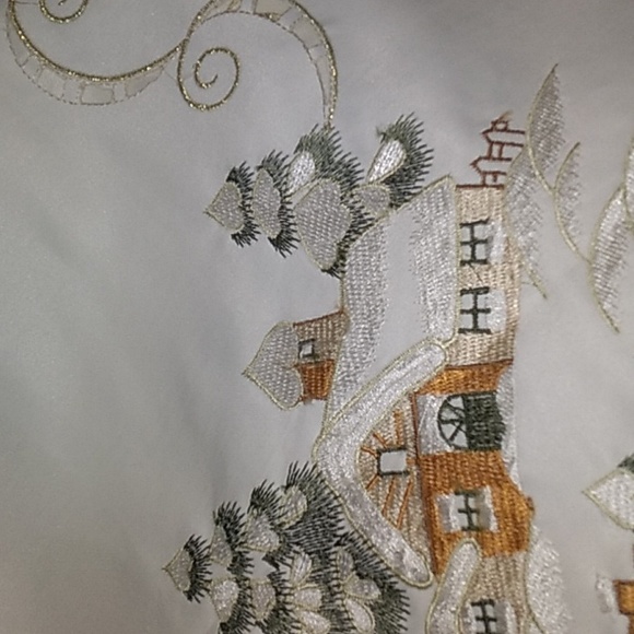 AMAZING EMBROIDERED Square Linen Tablecloth- 33.5 inches x 33.5 inches. - Picture 5 of 17